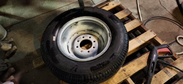 Truck Tire Ford F350 like new 225/75 R 16 Michelin on rim