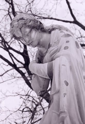 grievingmotherstatue